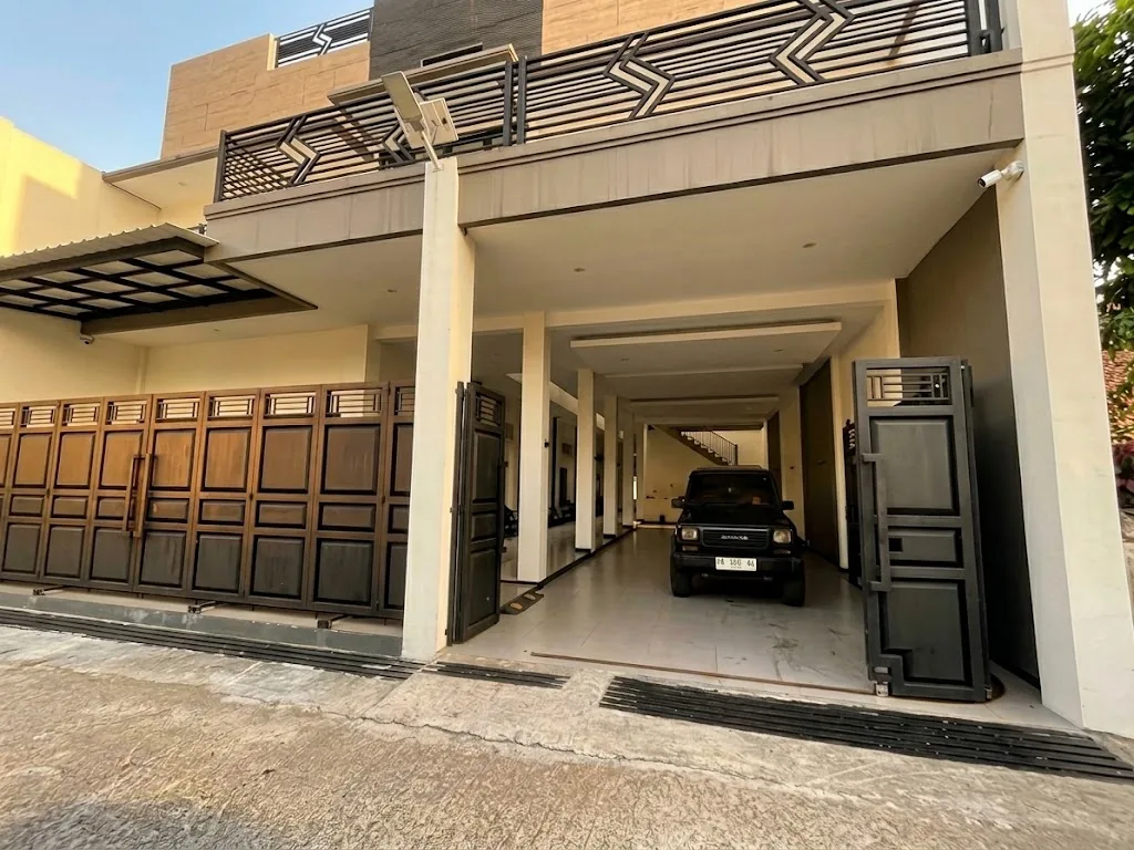 Tampak depan Rumah Bapakku dengan carport
