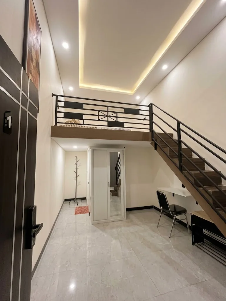 Kamar loft yang nyaman dengan lampu hangat