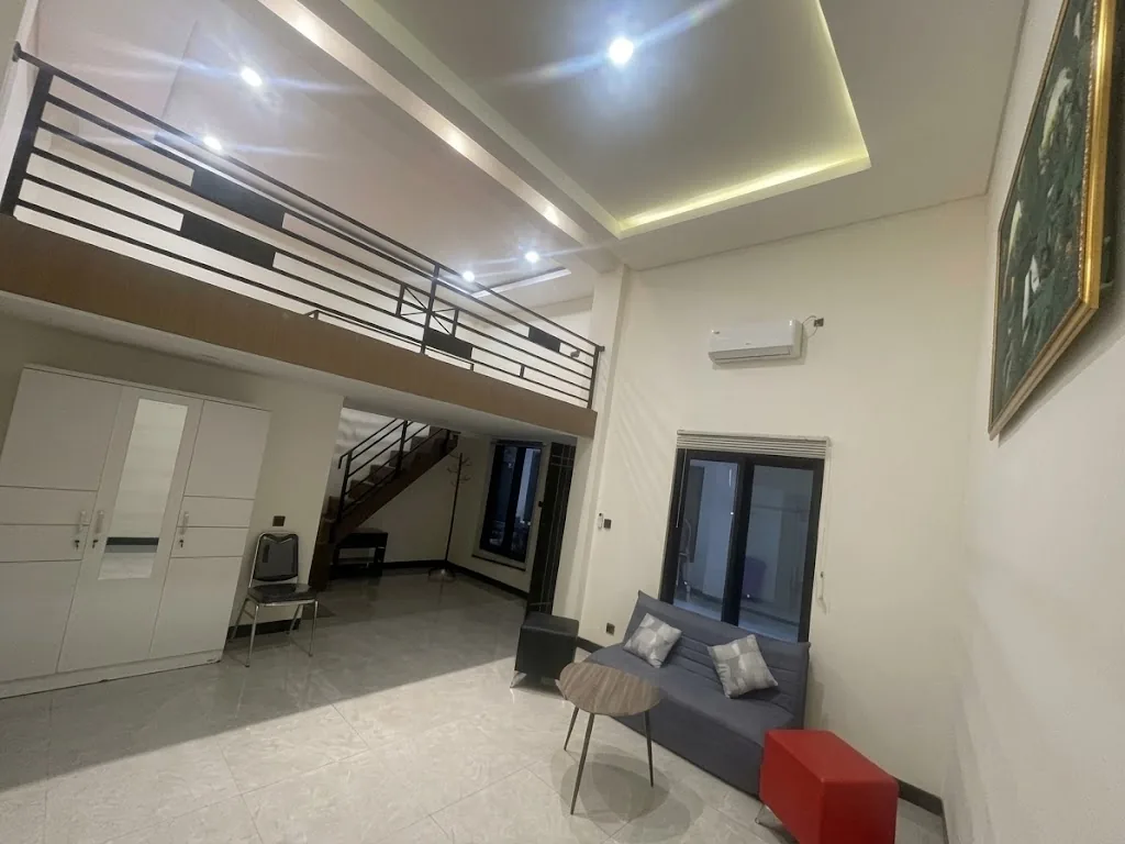 Kamar reguler dengan loft, lemari, AC, dan area duduk